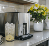 Eiswürfelbereiter Test 2026. EIn Eiswürfelbereiter steht in einer Küche. Daneben ein Glas mit Zitronenlimonade.