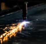 Laserschweissen. Ein Laserschweißgerät in Action